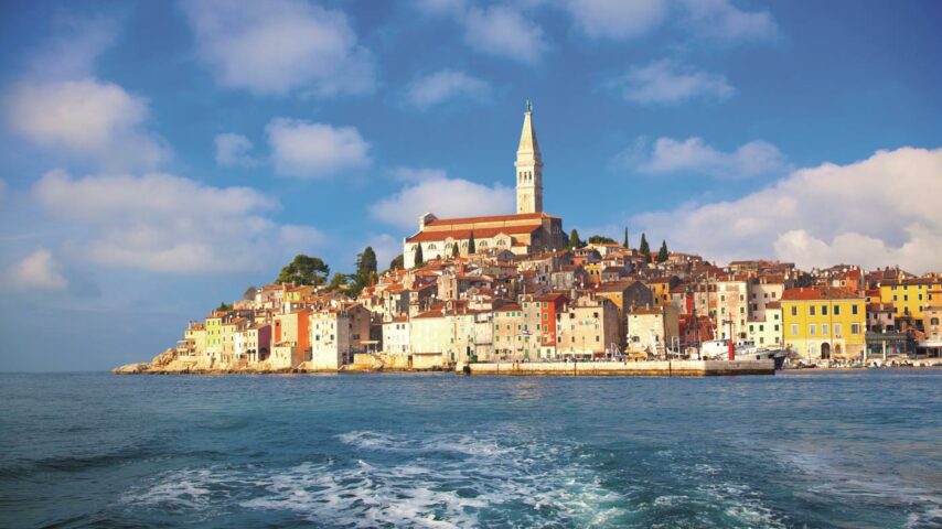Ausblick vom Meer auf die Stadt Porec, die von der Sonne beleuchtet wird. Ausblick vom Meer auf die Stadt Porec, die von der Sonne beleuchtet wird.