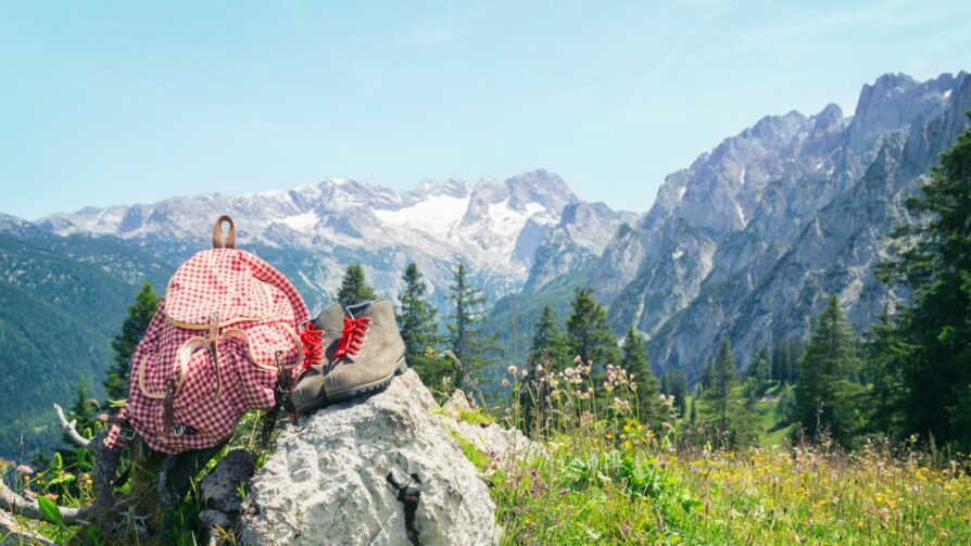 Blick auf den Dachstein mit Wanderrucksack Blick auf den Dachstein mit Wanderrucksack