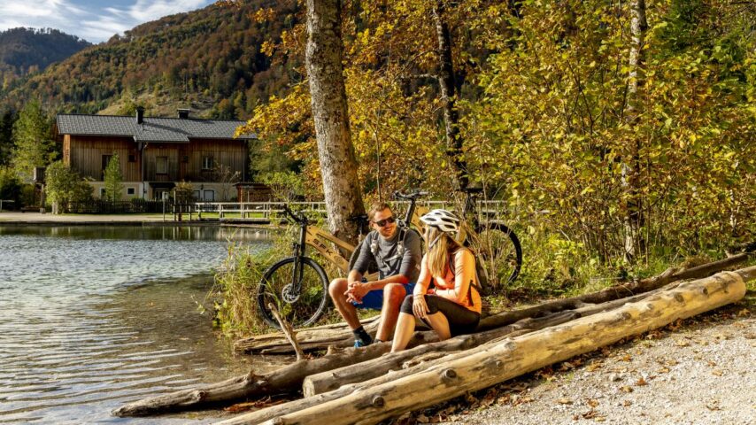 Almtalradweg | Pärchen am See