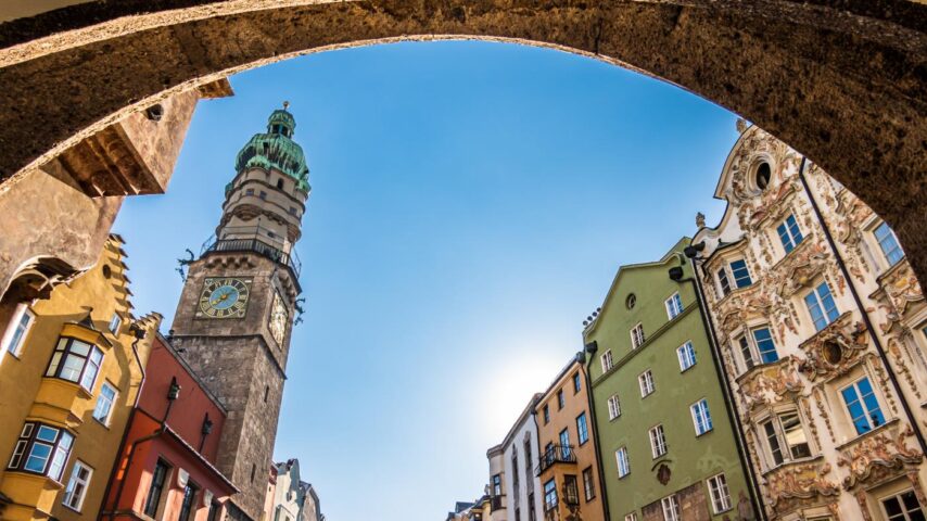 Altstadt von Innsbruck bei blauem Himmel und Sonnenschein