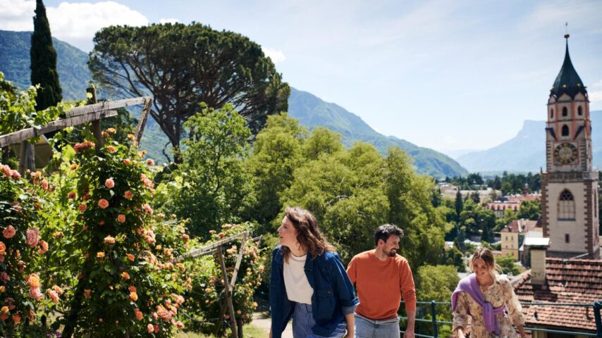 Touristen besichtigen die Altstadt von Meran
