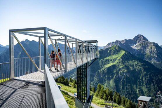 2 Personen auf der Aussichtsplattfomr auf der Bergstation Walmendlinghornbahn