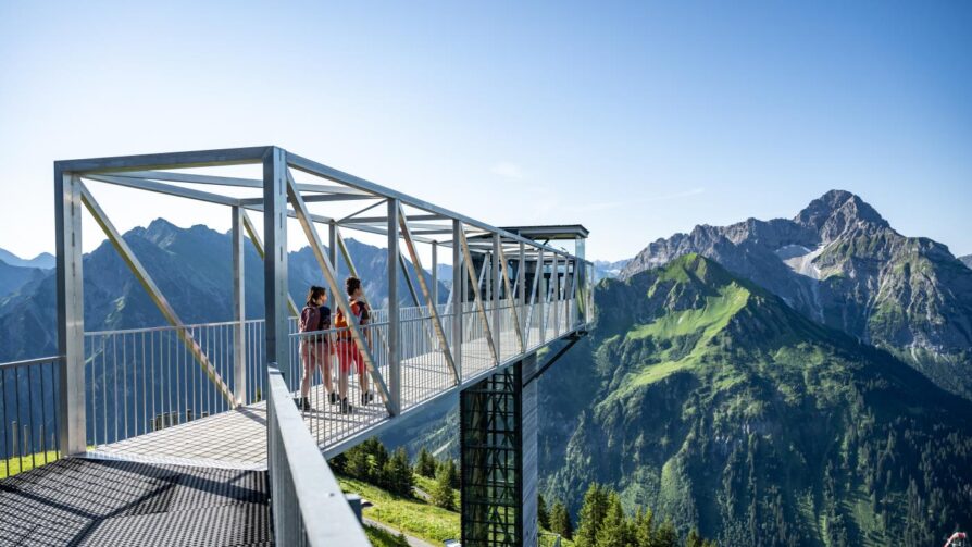 2 Personen auf der Aussichtsplattfomr auf der Bergstation Walmendlinghornbahn 2 Personen auf der Aussichtsplattfomr auf der Bergstation Walmendlinghornbahn