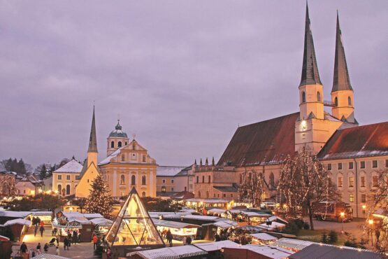 Kirche und Christkindlmarkt