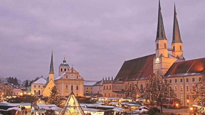 Kirche und Christkindlmarkt