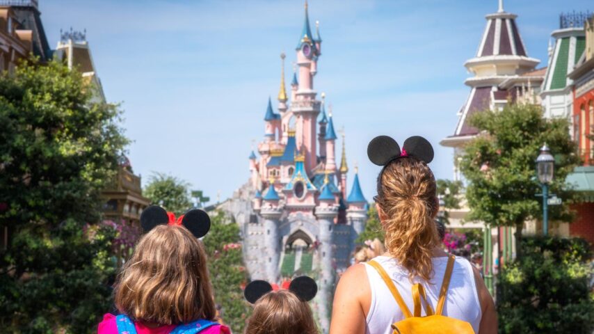 Mutter mit zwei Kindern im Disneyland Paris