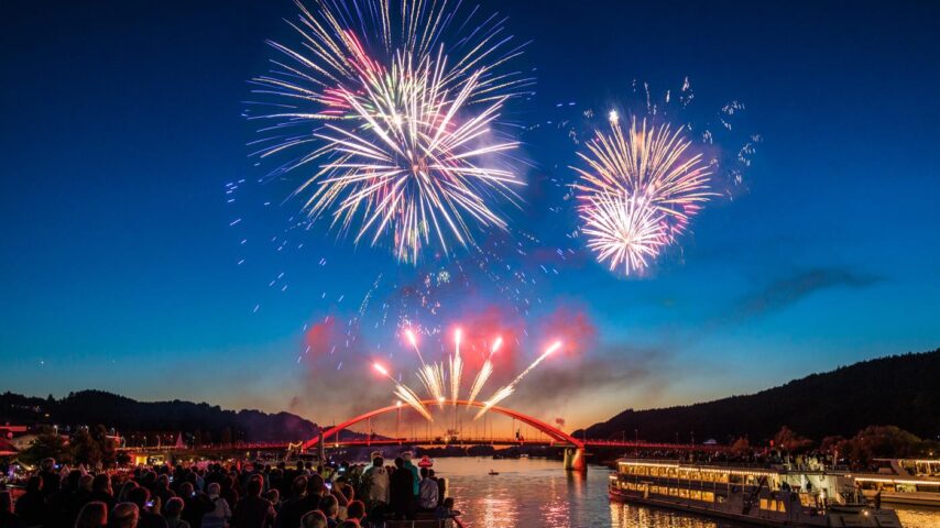 Donau in Flammen in Linz mit Feuerwerk