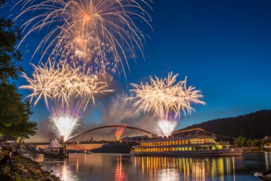 Donau in Flammen in Linz mit Feuerwerk