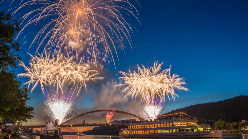 Donau in Flammen in Linz mit Feuerwerk