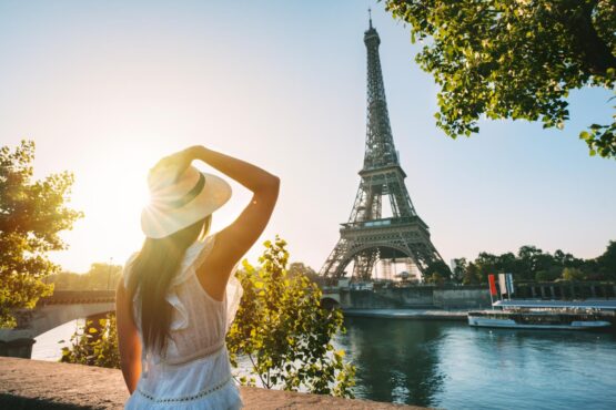 Frau vor dem Eiffelturm in Paris