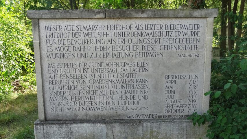 St. Marxer Friedhof | Steintafel mit Parkordnung