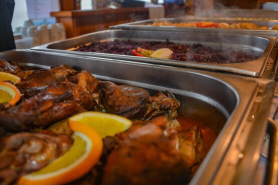 Neusiedler See mit Schiff, Gansl und Wein