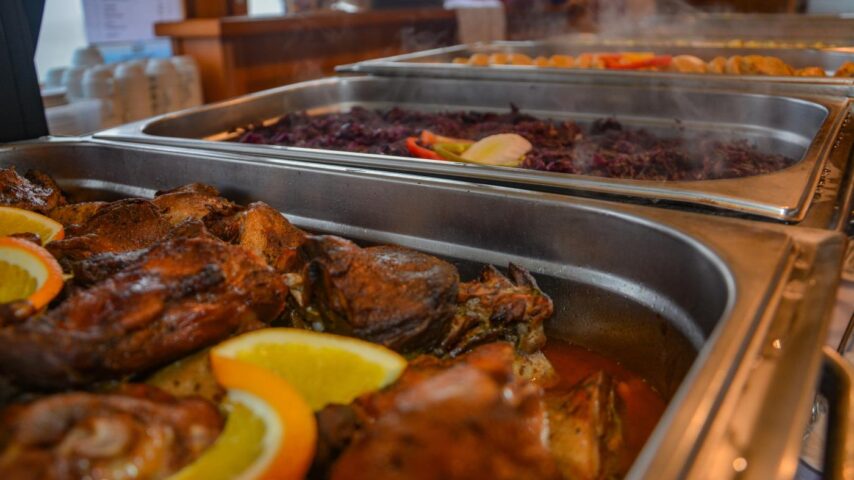 Neusiedler See mit Schiff, Gansl und Wein