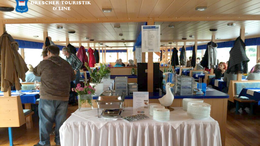 Neusiedler See mit Schiff, Gansl und Wein