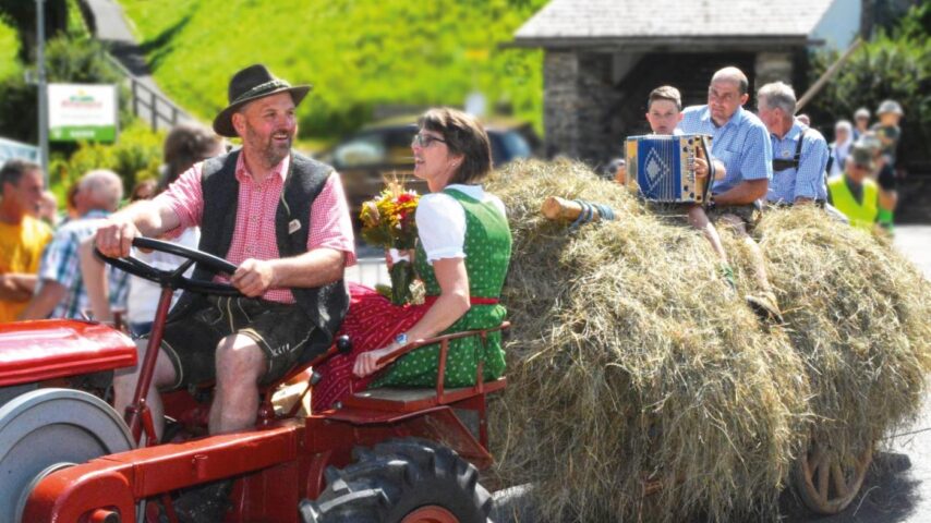 Traktor und Musiker beim Gasner Musi-Kirtag