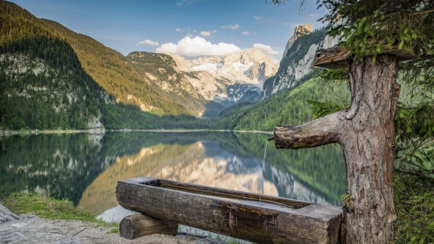 Brunnen am Gosausee mit Blick auf Dachstein Brunnen am Gosausee mit Blick auf Dachstein