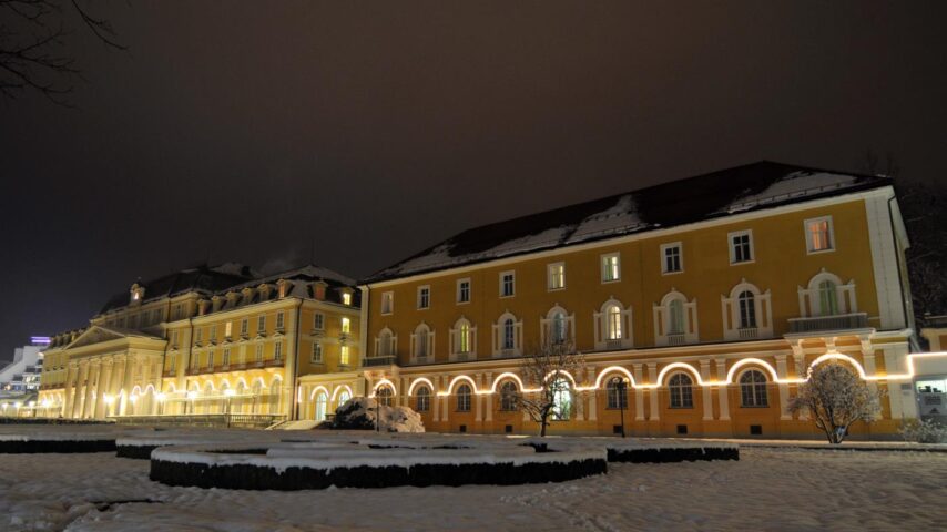 Grand Hotel Rogaska nachts im Winter mit Lichterketten und Schnee Grand Hotel Rogaska nachts im Winter mit Lichterketten und Schnee