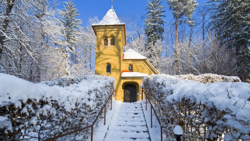 Kapelle im Garten des Grand Hotel Rogaska, verschneit Kapelle im Garten des Grand Hotel Rogaska, verschneit