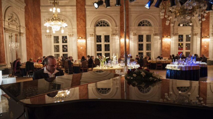 Großser Speisesaal vom Grand Hotel Rogaska mit Piano Großser Speisesaal vom Grand Hotel Rogaska mit Piano