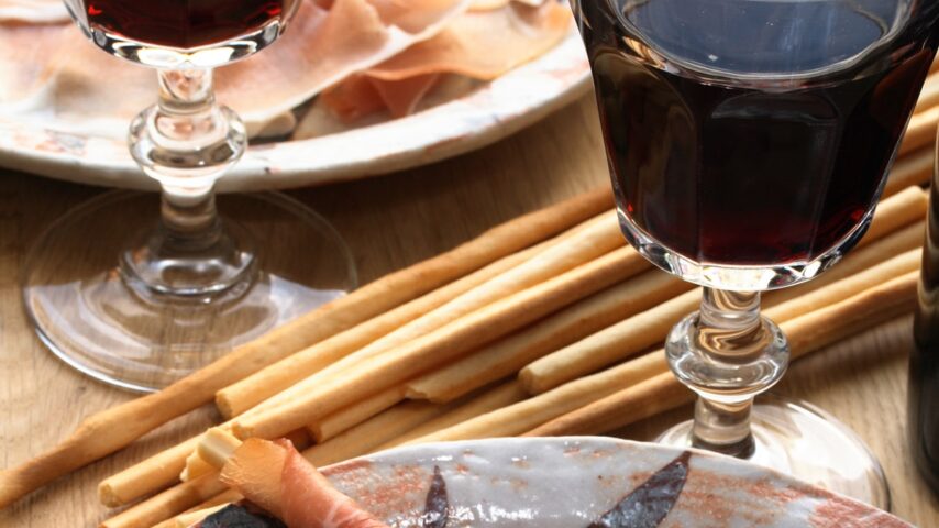 Prosciutto-Jause und Rotwein
