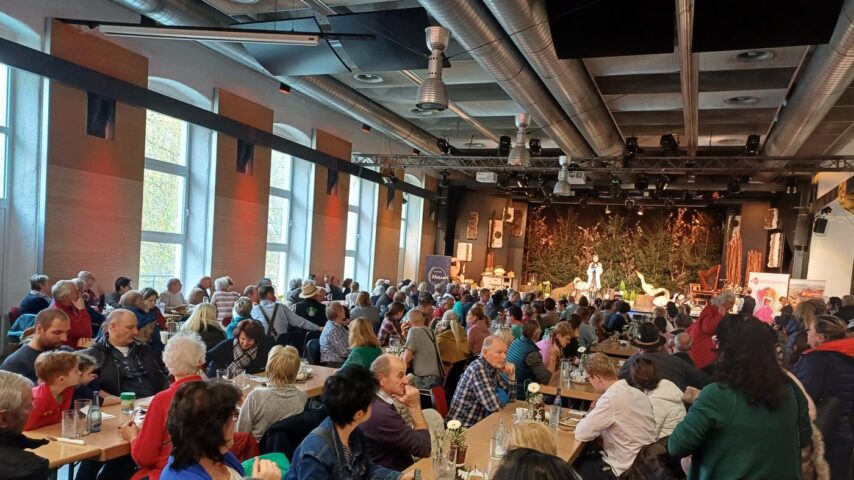 Martinimarkt Laakirchen | Besucher in der Halle