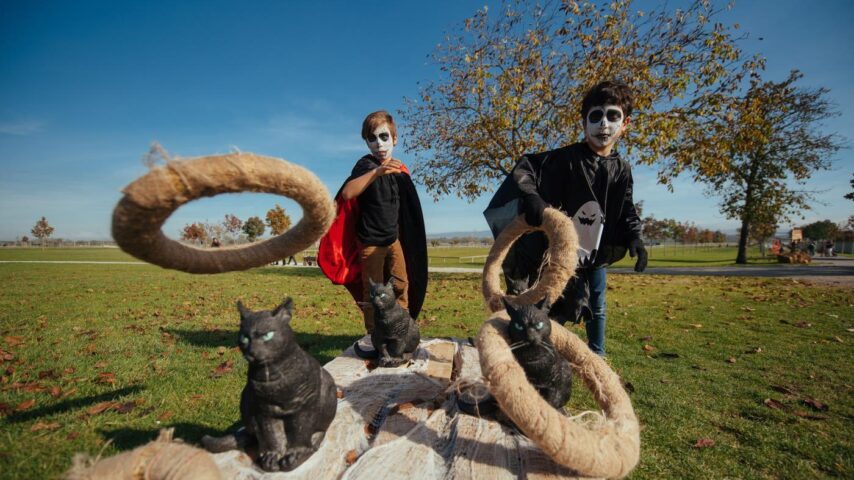 Gruseliger Herbst Schloss Hof | Kinder und Katzen