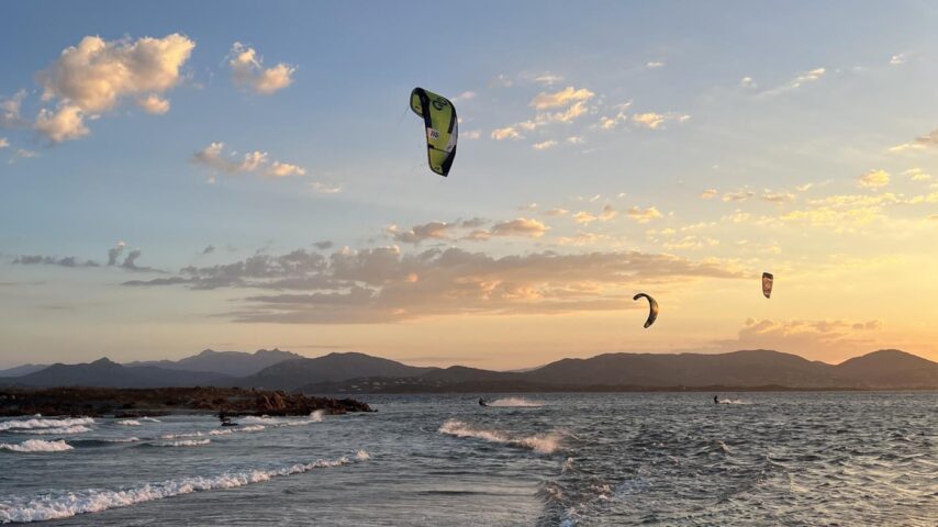 Kitesufer bei Sonnenuntergang