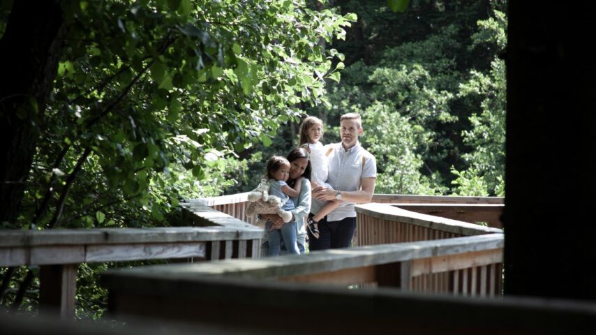 Baumkronenweg Kopfing | Familie am Steg Baumkronenweg Kopfing | Familie am Steg