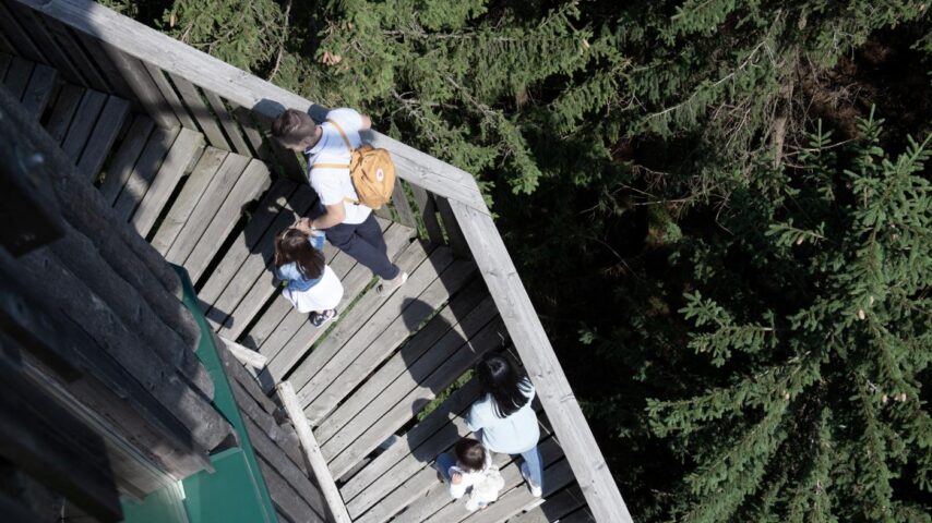 Baumkronenweg Kopfing | Familie auf der Treppe Baumkronenweg Kopfing | Familie auf der Treppe