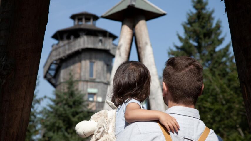 Baumkronenweg Kopfing | Familie blickt zu Turm Baumkronenweg Kopfing | Familie blickt zu Turm