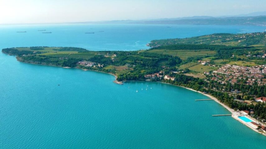 Blick von oben auf das Meer und das Hotel Adria Ankaran Blick von oben auf das Meer und das Hotel Adria Ankaran