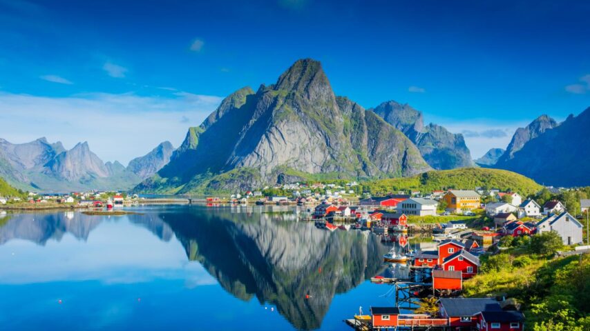 Berge und Häuser in den Lofoten Berge und Häuser in den Lofoten