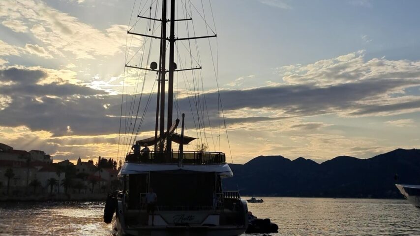 MS Sveti Vid bei Sonnenuntergang MS Sveti Vid bei Sonnenuntergang