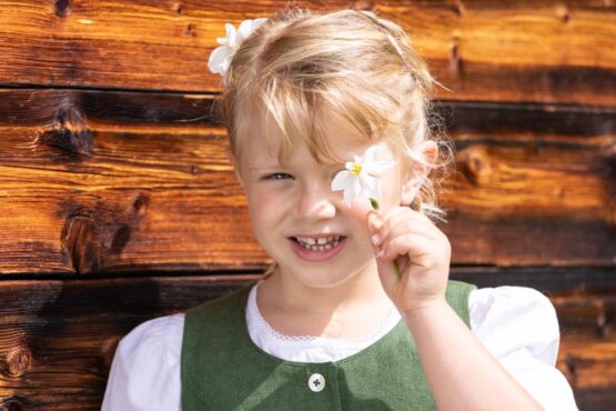 Narzisse und Kind beim Narzissenfest Ausseerland