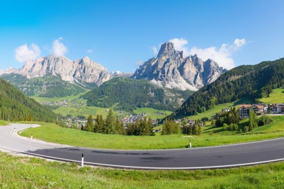 Straße am Passo Campologno, Dolomiten
