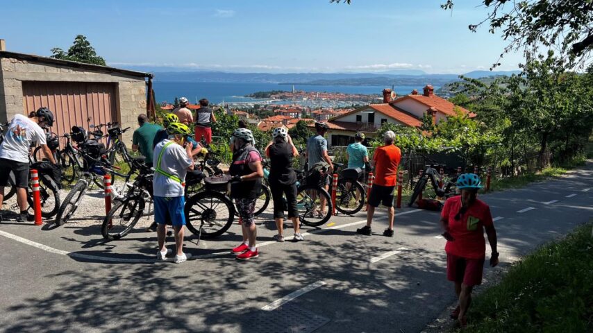 Radfahrergruppe auf der Straße mit Weitblick Radfahrergruppe auf der Straße mit Weitblick