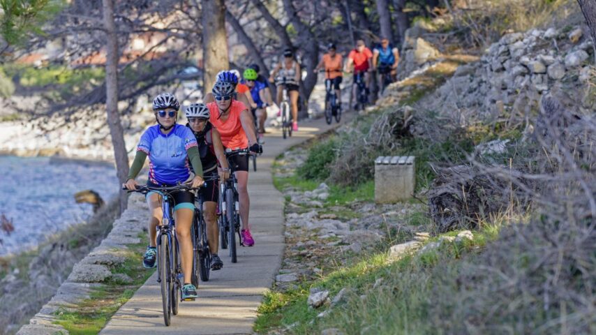 Radfahrer:innen an der Küste von Losinj Radfahrer:innen an der Küste von Losinj