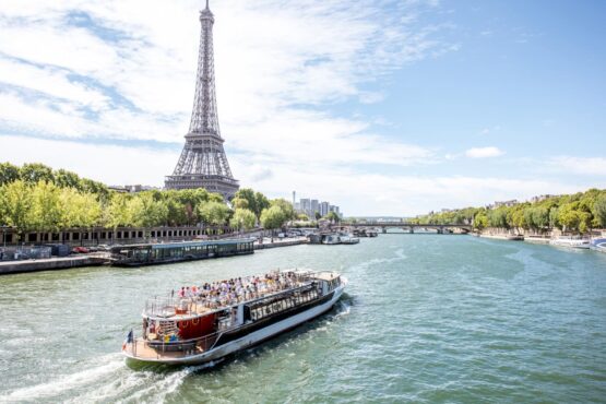Seine mit Schiff, Eiffelturm Seine mit Schiff, Eiffelturm
