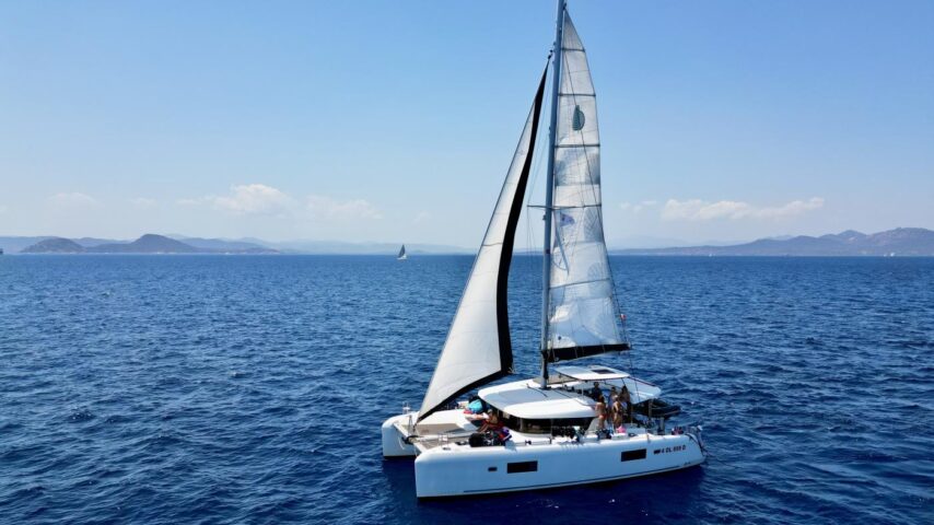 Katamaran beim Segeln am Mittelmeer