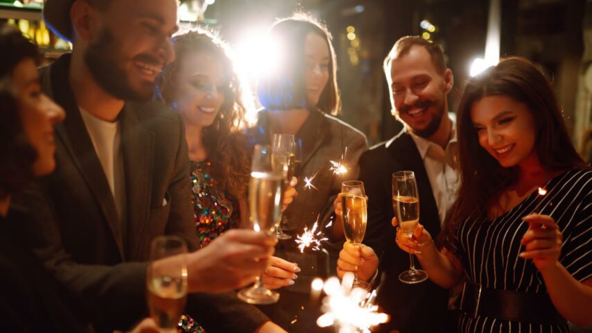 Eine Gruppe feiert Silvester mit Sekt Eine Gruppe feiert Silvester mit Sekt
