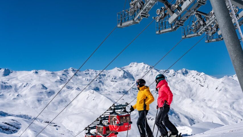 Skifahrer vor Gondel, Val Thorens