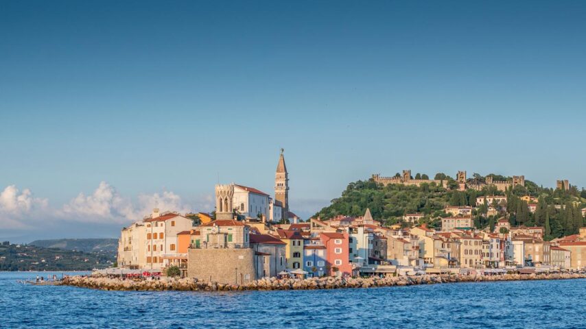 Blick vom Meer auf Piran