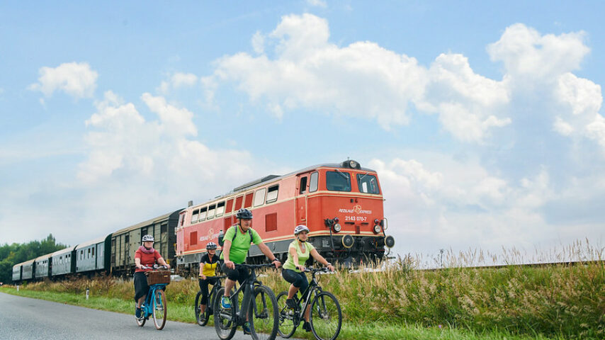 Mit dem Rad neben dem Reblaus Express fahren Mit dem Rad neben dem Reblaus Express fahren
