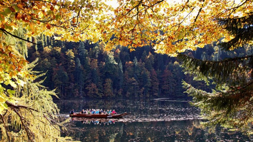 Toplitzsee mit Plätte im Herbst Toplitzsee mit Plätte im Herbst
