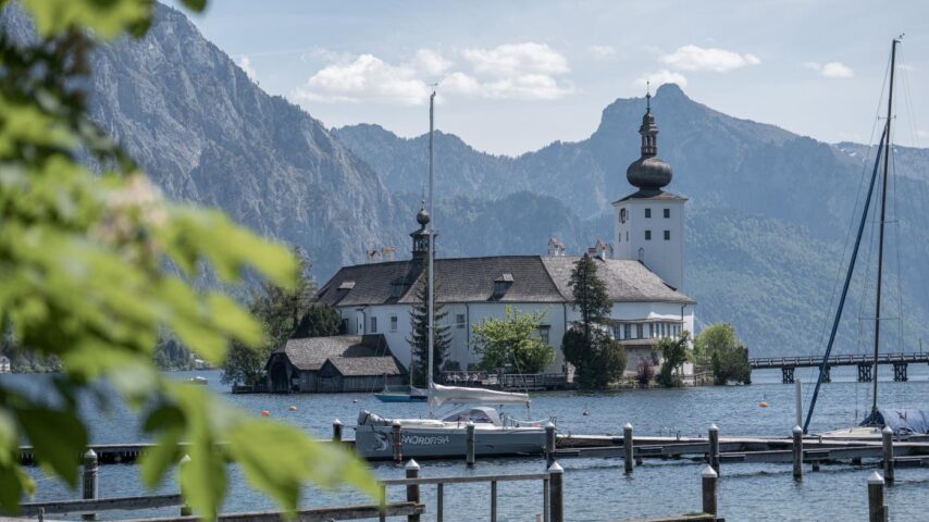 Traunsee | Schiff vor Schloss Orth