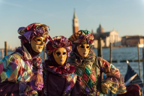 Verkleidete Personen beim Karneval in Venedig