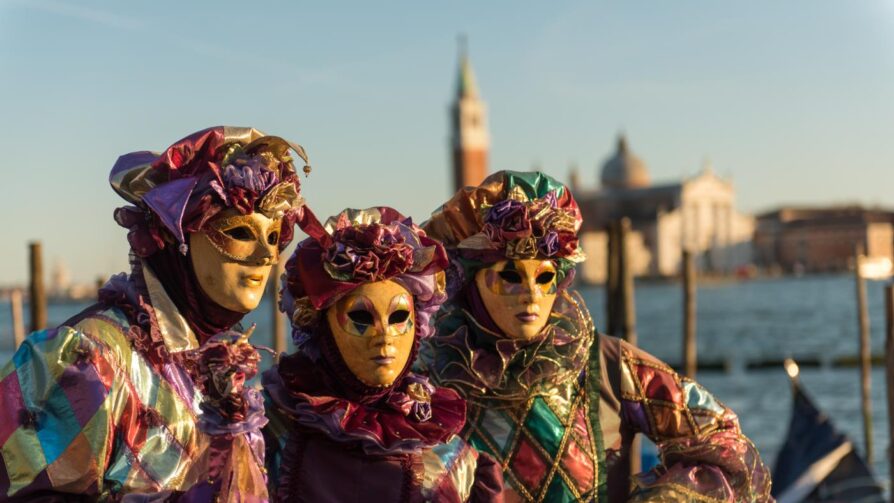 Verkleidete Personen beim Karneval in Venedig