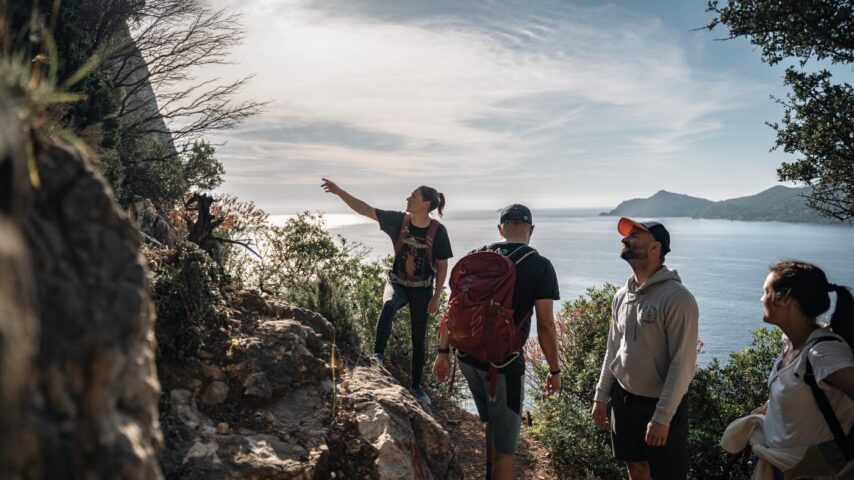 Eine Gruppe beim Wandern in Sardinien
