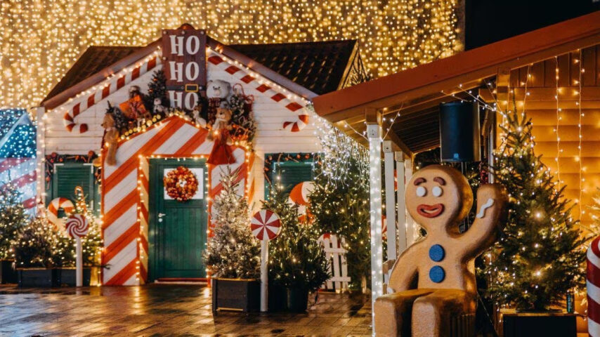 Weihnachtlich geschmücktes Haus mit vielen Lichterketten und Dekogegenständen Weihnachtlich geschmücktes Haus mit vielen Lichterketten und Dekogegenständen