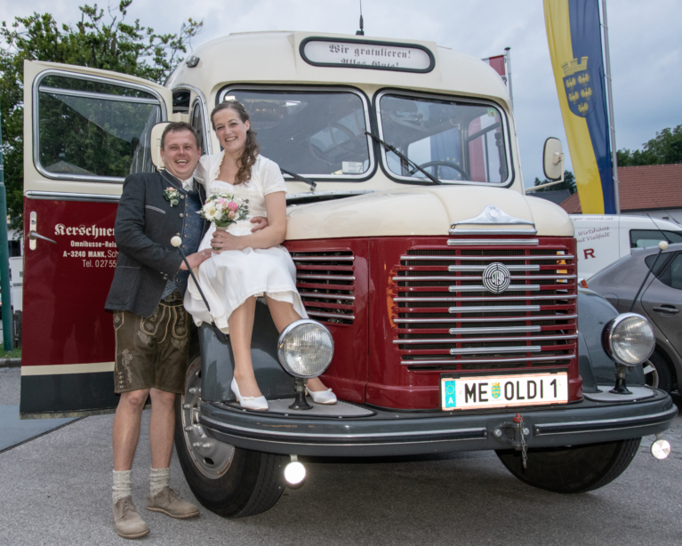 Hochzeitsüberraschung Christian und Katharina Grenl neben und auf dem Old 1.